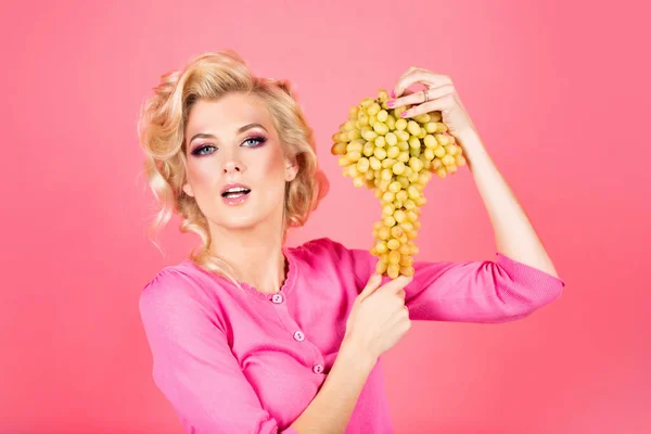 Fashion blond vrouwelijk model met druiven. Jonge mooie vrouw en druiven. — Stockfoto