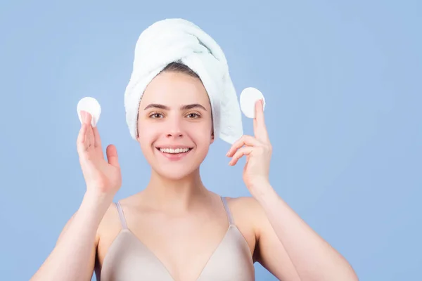 Hermosa joven con la piel limpia. Chica belleza cuidado de la cara. Tratamiento facial. Cuidado de la piel del spa, mujer de belleza con toalla de pelo después del tratamiento de belleza. Hermosa piel perfecta, fondo aislado. —  Fotos de Stock