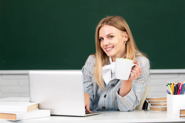 Leerling bereidt examen voor, drinkt thee en leert lessen in de klas. — Stockfoto