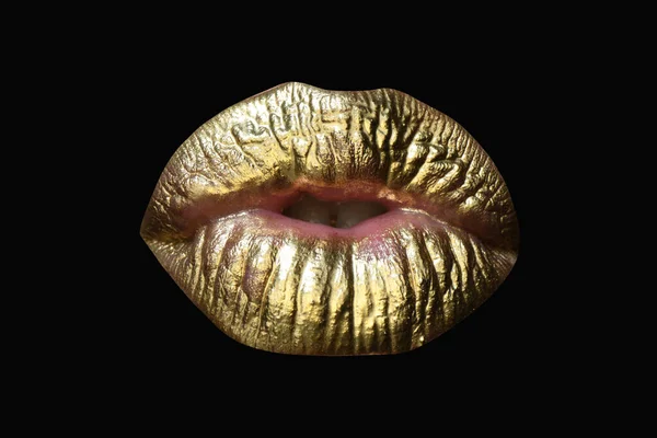 Golden kiss. Gold lips. Gold paint from the mouth. Golden lips on woman mouth with make-up. Sensual and creative design for golden metallic. Sensual forms of woman lips. — Stock Photo, Image