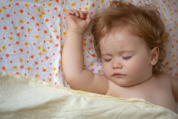 O bebé a dormir na cama. Cara de criança sonolenta, sono de criança. Fechar cuye cara de criança. — Fotografia de Stock