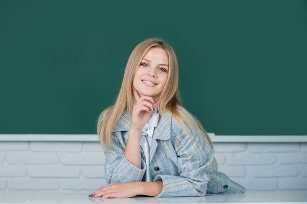 Vrouwelijke student op les college in de klas op de middelbare school of universiteit. Positieve emoties van schattig schoolmeisje. — Stockfoto