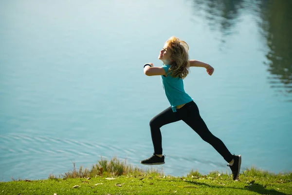 아이들은 공원에서 뛰고. 운동 경기하는 소년. 훈련받은 젊은 운동 선수. 달리기 운동. 아이들을 위한 조깅. — 스톡 사진