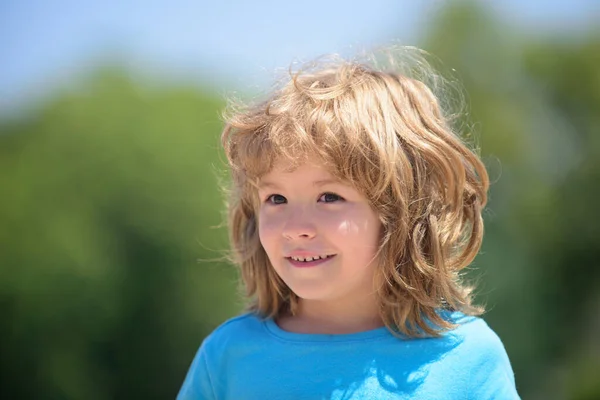 Yakından Çekici Gülen Çocuk Çocuk Duyguları Konsepti Açık Havada Gülümseyen — Stok fotoğraf