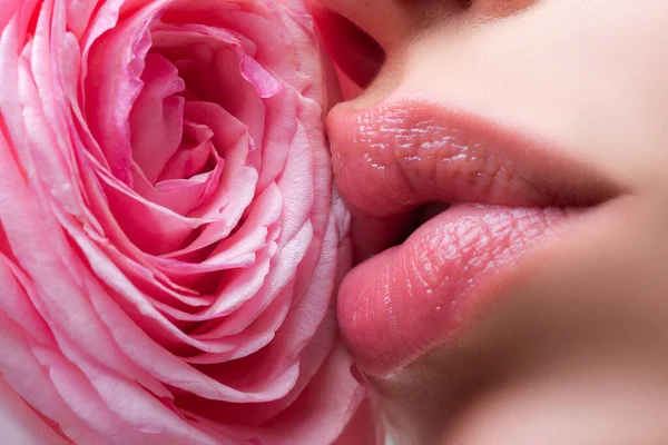 Sensuele Lips Close Mooie Vrouw Lippen Met Roos — Stockfoto