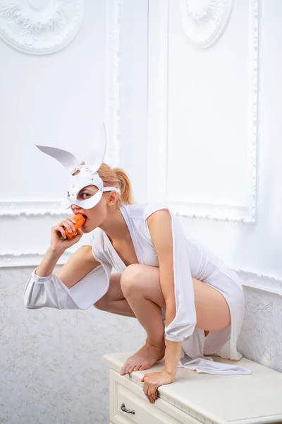 Mujer Sexy Blanco Comer Zanahoria Naranja Comida Saludable Dieta Conejito —  Fotos de Stock