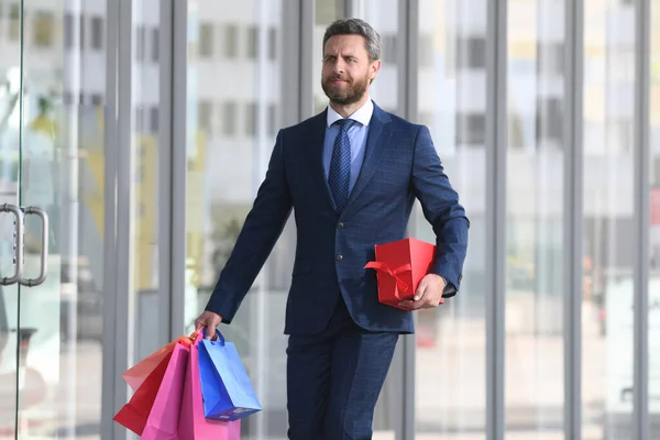Επιχειρηματίας Ψωνίζει Ένα Εμπορικό Κέντρο Ευτυχισμένος Επιχειρηματίας Κοστούμι Που Κρατάει — Φωτογραφία Αρχείου