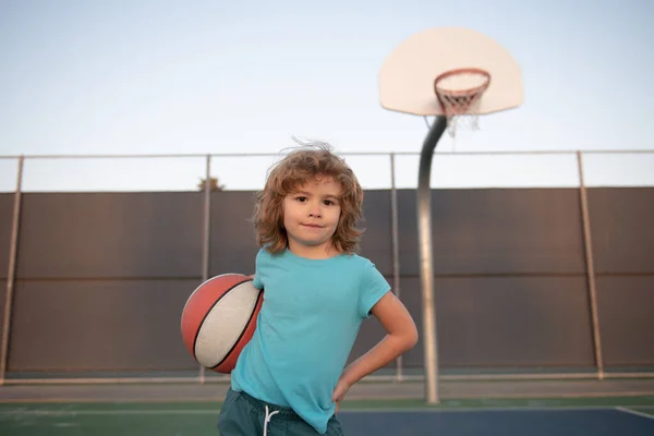 バスケットボール射撃の準備をしている子供の少年 バスケットボールでポーズをとる若い子供 バスケットボールキッズスクール — ストック写真