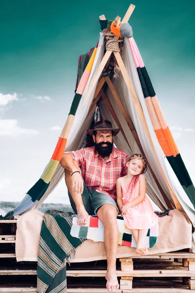 キャンプで一緒に遊んでいる家族 娘のいるお父さんはテントで遊ぶ 夏休みのコンセプト屋外 子供たちと幸せな父親 キャンプ 父の日 — ストック写真