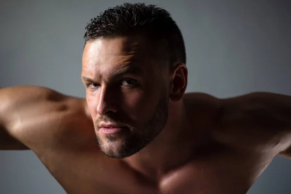 Muskulöser Mann Blickt Die Kamera Schöner Muskulöser Mann Ohne Hemd — Stockfoto