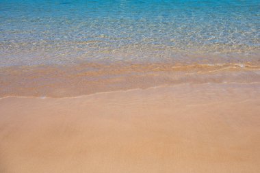 Yaz tatilinde deniz kumu olan tropik bir sahil.