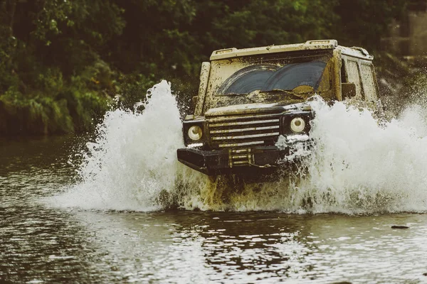 吉普车户外探险 Safari Suv 泥浆是指在潮湿的泥浆或粘土的区域中越陷越深的过程 越野车走山路 泥泞的田野上的痕迹 — 图库照片