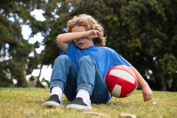 Petit garçon seul, seul avec le ballon. Des enfants solitaires. Enfants mauvaise émotion et concept d'expression. — Photo