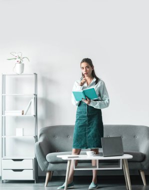 Genç iş kadını, serbest çalışan ya da CEO 'su..