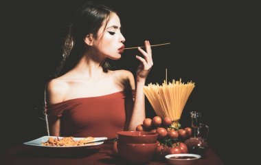 Makarnalı genç ve güzel bir kadın, seksi bir mutfak..