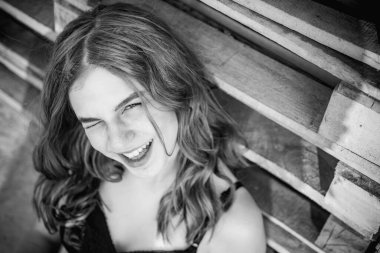 Dışarıda poz veren güzel genç bir kadın. Yazlık kıyafetli şık bir kız. Açık hava kadın portresi.