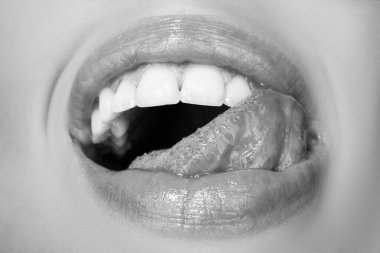 Seksi Ağız, yakın plan. Güzel genç bayan Dudaklar.