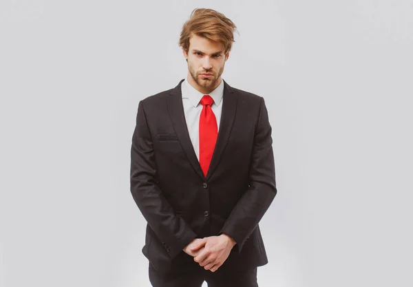 Geschäftskonzept. Junger Geschäftsmann mit roter Krawatte im Anzug und Westen. — Stockfoto