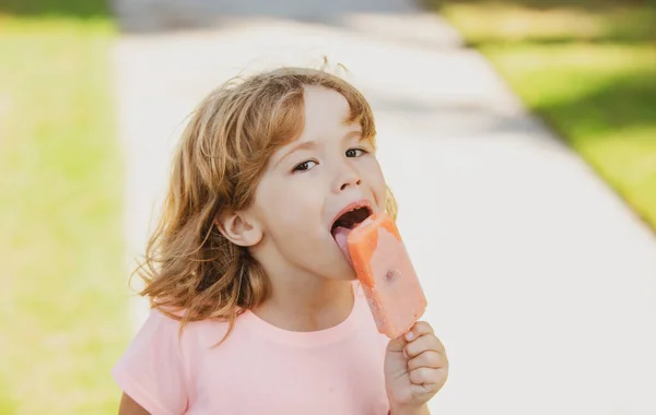 Gyerek arc, kisfiú eszik fagyit, portré. — Stock Fotó