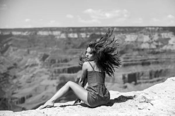 Viaggio e concetto di avventura. Una donna elegante sul Grand Canyon. Giovane donna godendo vista scenica drammatica del parco nazionale americano. — Foto Stock