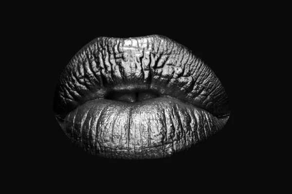 Kosmetik glamor. Lipstik emas di bibir, mulut emas perempuan. Imprint bibir. Kosmetik mewah untuk wanita. — Stok Foto