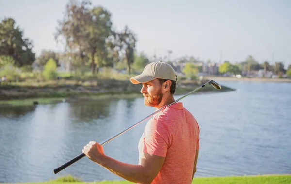 Golfista poniendo pelota de golf en el golf verde. —  Fotos de Stock