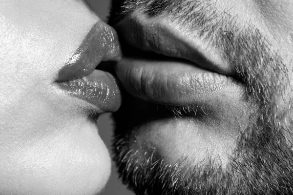 Sexy pareja beso labios. Satisfecho y disfrutando del momento romántico. Apasionado cachonda amantes besar y sentir placer. — Foto de Stock