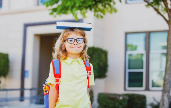 Écolier excité avec livre à l'école. — Photo