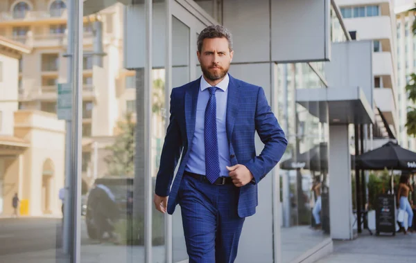 Geschäftsmann zu Fuß. Porträt eines Geschäftsmannes vor einem modernen Büro. — Stockfoto