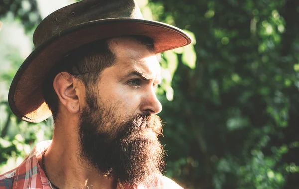 Faccia da vicino di un giovane uomo senza emozioni. Ritratto di uomo sicuro di sé. Isolato colpo di giovane bel maschio con barba baffi e acconciatura alla moda . — Foto Stock