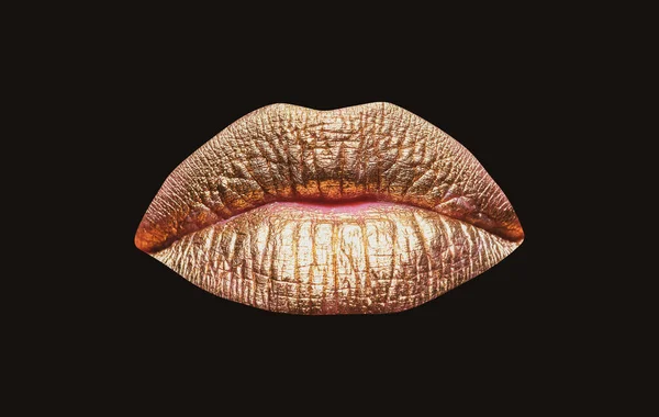 Złote usta. Kobieta wouth zbliżyć ze złotym kolorze szminki na wardze. błyszczące błyszczące usta gryzące. — Zdjęcie stockowe