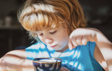 Çocuk çorba içiyor. Çocuklar için sağlıklı beslenme. Ev yemeği çocuklar içindir..