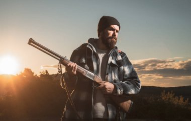 Tüfek Hunter içinde güzel gün batımı kontrast. Güz av sezonu avcısı. Avcılık öldürme ya da bindirme hayvan uygulamadır.