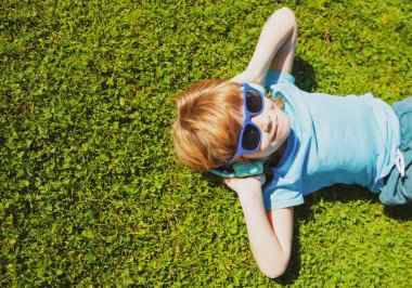 Kulaklık takmış, müzik dinleyen tatlı bir çocuk..