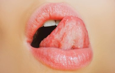 Seksi dil yalayan dudaklar. Genç bayanın dudaklarını dudaklarını yalayarak yakın plan çek..