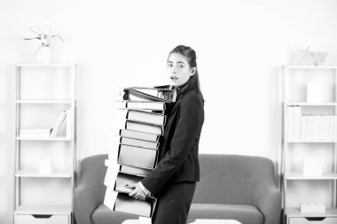 Üzüntü yöneticisinin ofiste bir sürü evrak işi var. Üzgün sekreter kız, aşırı çalışan iş kadını çok fazla iş, ofis sorunu. İş yerinde stresli genç bayan çalışanlar.
