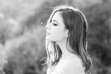 Dışarıdaki genç bir kadının portresi. Güzel yüzlü romantik kız, profil portresi. Yumuşak güneşli ışık.