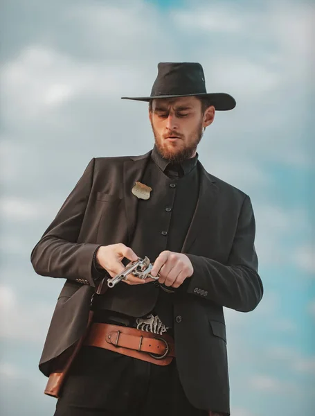 Se busca occidental. Vaquero con arma. Bandido americano, hombre occidental con sombrero. Oeste y armas. —  Fotos de Stock