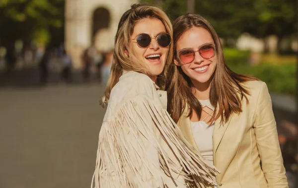 Ukončili jsme smích hipster dívky přátelé tráví skvělý čas spolu v ulici města. Šťastný volný čas, bezstarostný víkend a romantická dovolená. — Stock fotografie