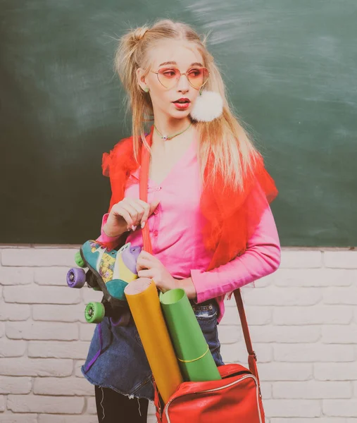 Retrato de uma adolescente estudante, encantadora adolescente menina da escola com vestindo óculos engraçados e mochila. — Fotografia de Stock