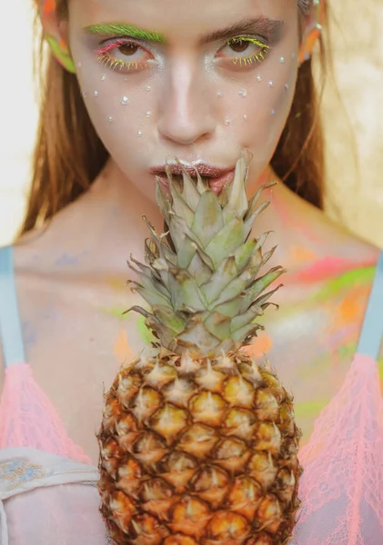 Літній макіяж. Ананасові фрукти. Модна дівчина з барвистим порошком макіяжу. Абстрактний барвистий макіяж . — стокове фото