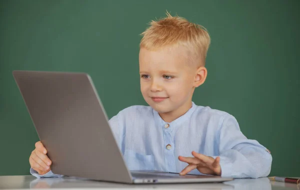 School jongen leren les zitten aan het bureau, studeren online e-learning gebruik maken van internet. Geniaal kinderprogramma, computertraining. — Stockfoto