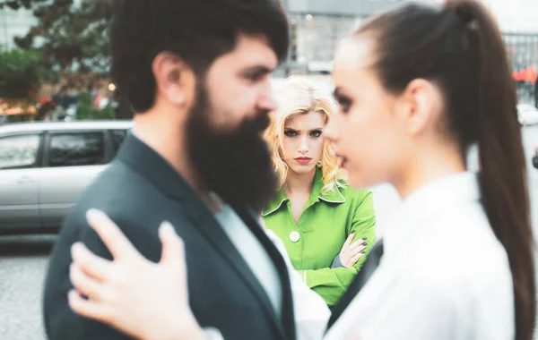 Mulher ciumenta olha para o par no amor na rua. Tenho ciúmes dele. Casal romântico de homem e mulher namoro. Homem barbudo a trair a namorada com outra mulher. Menina infeliz sentindo ciúmes . — Fotografia de Stock