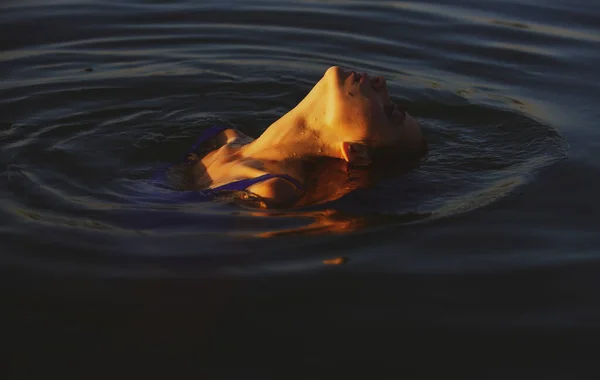 물 속에서 포즈를 취하는 섹시 한 여성. 여름 방학 과 여행 컨셉이야. 여름. — 스톡 사진