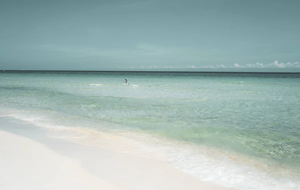 Playa de verano y mar. Fondo marino perfecto. Hermosa ola de mar y cielo azul. — Foto de Stock