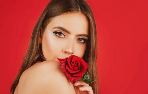 Kobieta z czerwoną różą na czerwonym tle. Szminka z bliska. Piękne usta kobiety z różą. — Zdjęcie stockowe