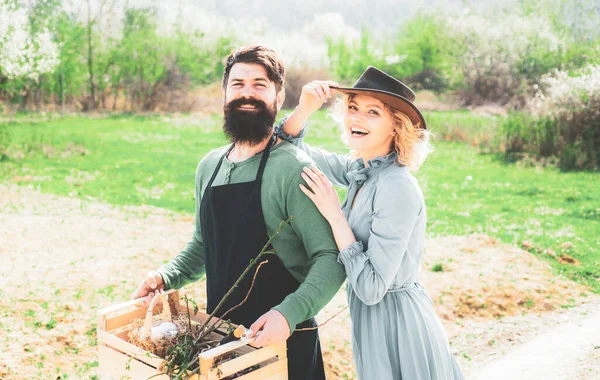 Cheerful couple of farmers standing in vegetable garden. Smile Couple on farmland. I like spending time on farm. Crop planting at fields. — Stock Photo, Image