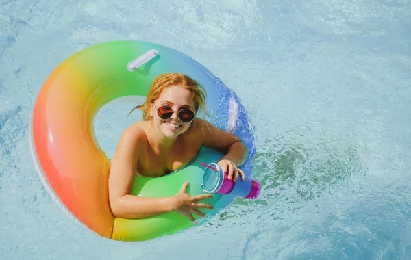 Mädchen Sommerferien. Sonnenbräune genießen. Frau im Badeanzug auf aufblasbarem Kreis im Schwimmbad. — Stockfoto
