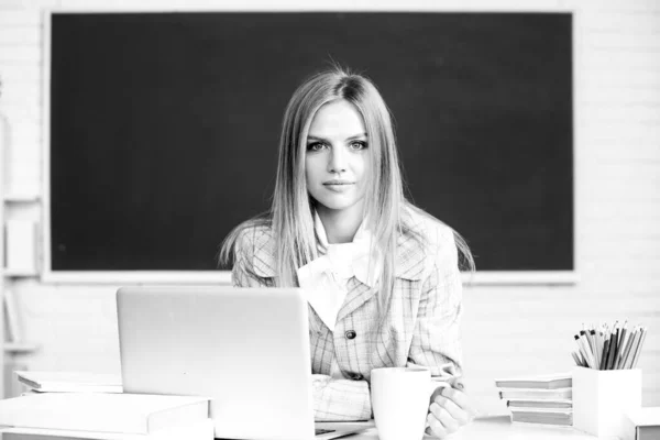 Portrét roztomilé atraktivní mladé ženy studentky na univerzitě nebo střední škole. Webové e-learning ve škole, distanční vzdělávání. — Stock fotografie