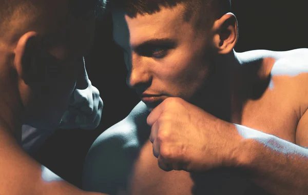 Close up retrato de dois homens musculosos lutando, batendo um no outro, boxe ou mma. — Fotografia de Stock